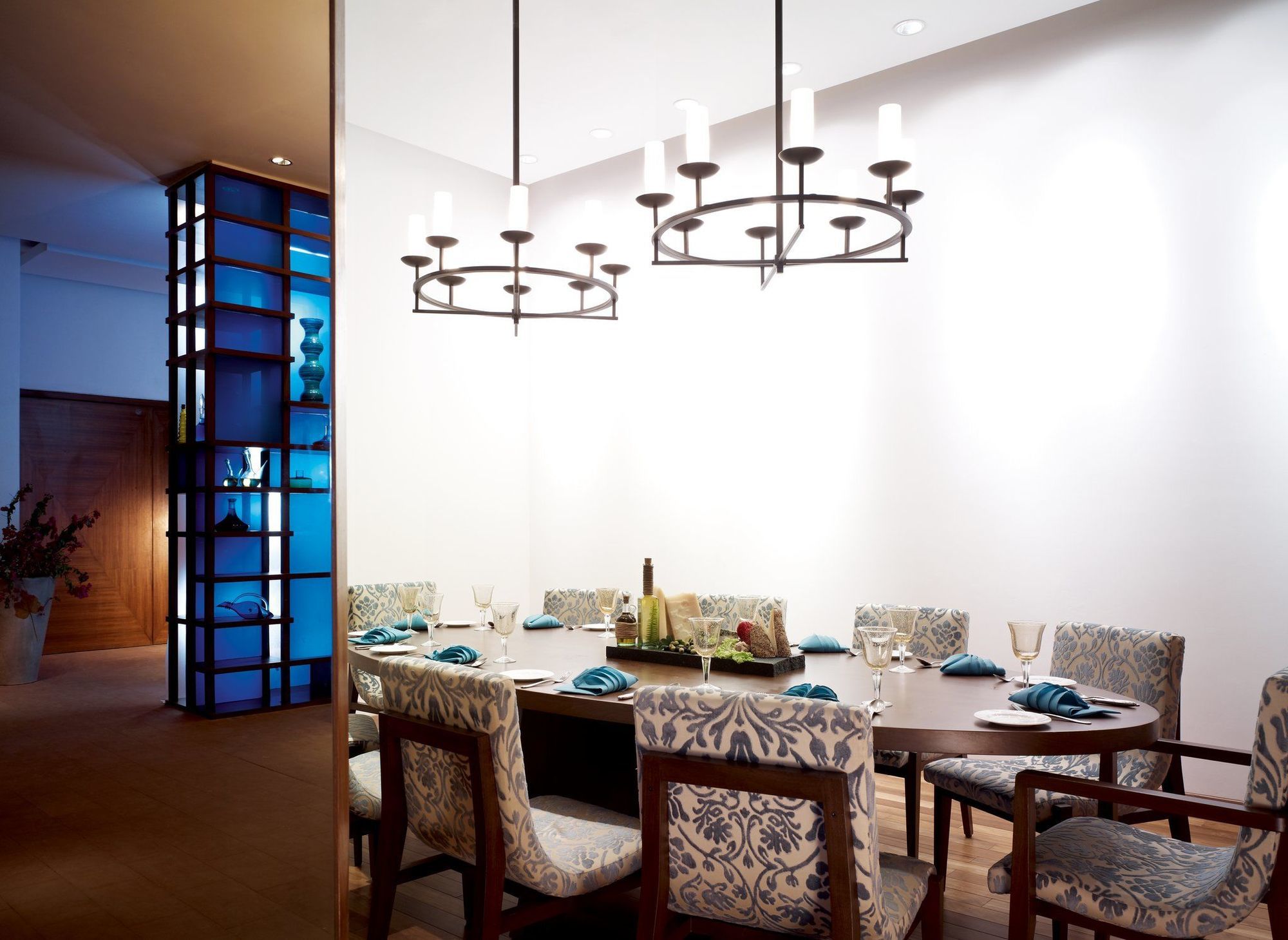 فندق تاج يشوانتبور بينغالورو بنغالور المطعم الصورة A dining room with a modern chandelier