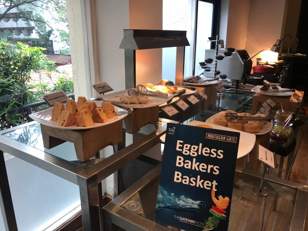 فندق تاج يشوانتبور بينغالورو بنغالور المظهر الخارجي الصورة Eggless Baker's Basket at a buffet